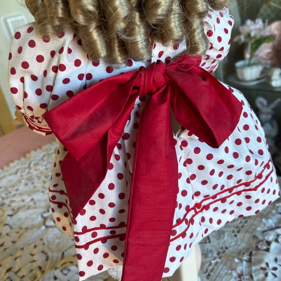 Shirly Temple full body porcelain doll. She is a reproduction doll. - Picture 5 of 7
